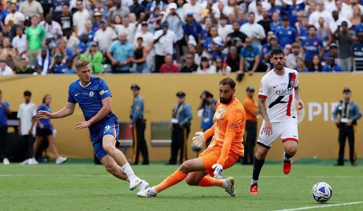 天下无敌神话被切尔西打破后，大巴黎不自信了，要买两名神锋